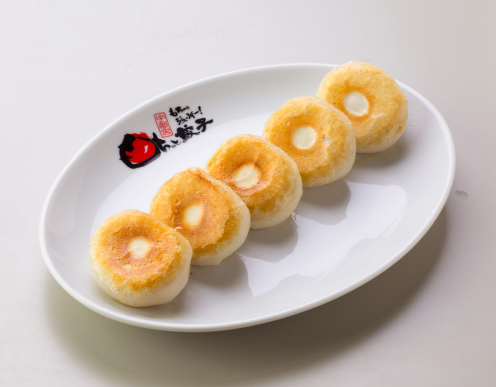 焼餃子 Gyoza 🥟🍻 今夜は餃子を作りました。 コツコツ育ててる鉄鍋で